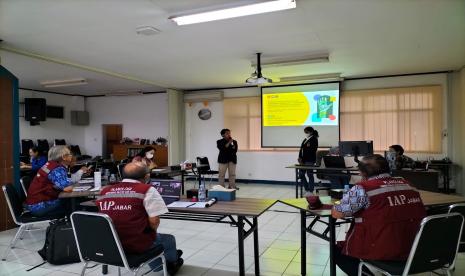  Mahasiswa Program Studi Perencanaan Wilayah Kota (PWK) Universitas Krisnadwipayana (Unkris), Deevia Archana dan Hanif Abdillah, saat mempresentasikan essaynya dalam lomba essay Inovasi Perencanaan Wilayah dan Kota Berkelanjutan di Jawa Barat yang digelar Ikatan Ahli Perencanaan (IAP) Jabar bekerja sama dengan Program Studi PWK Universitas Islam Bandung (Unisba), Sabtu (22/10/2022).