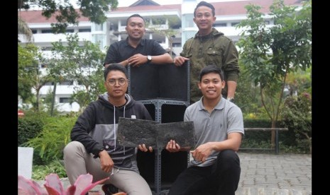 Mahasiswa  Program Studi (Prodi) Kehutanan, Fakultas Pertanian Peternakan (FPP) Universitas Muhammadiyah Malang (UMM) menginisiasi pengolahan sampah plastik menjadi lempengan untuk bahan baku furniture.