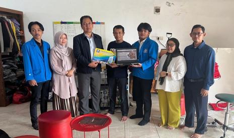 Mahasiswa Program Studi Sistem Informasi Universitas BSI (Bina Sarana Informatika) Kampus Tasikmalaya telah berhasil penyerahan hibah proyek E-Commerce “Pak Eko (Percetakan Kapake Workshop)” kepada pemilik Percetakan Kapake Workshop pada Jumat 9 Agustus 2024.