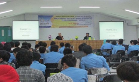 Mahasiswa program studi Teknik Informatika STMIK Nusa Mandiri Jakarta aktif mengikuti seminar e-commerce di Jakarta, Rabu (20/4).