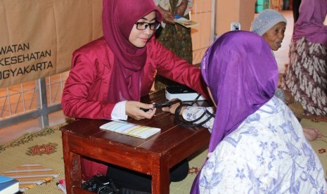  Mahasiswa PSIK UMY sedang melakukan pengecekan tekanan darah kepada salah satu pedagang Pasar Bantul.