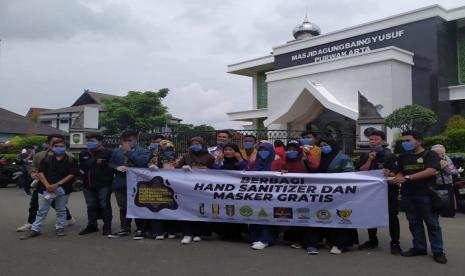 Mahasiswa Purwakarta Bagikan Masker dan hand sanitizer