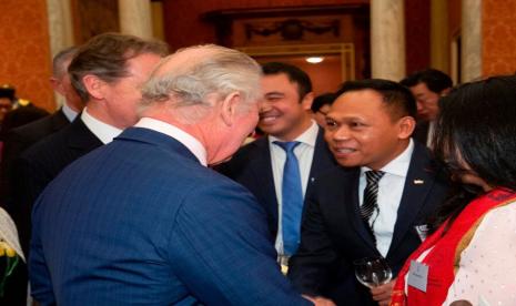 Mahasiswa S3 University College London asal Indonesia, Gatot Subroto bersalaman dengan Raja Charles.