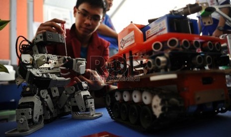  Mahasiswa sedang mempersiapakan robot dalam pameran Hakteknas 2015 di Senayan, Jakarta, Jumat (7/8).