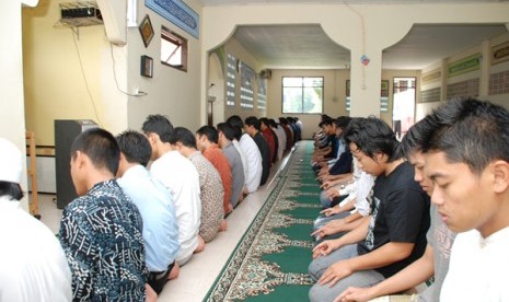 Mahasiswa Sekolah Tinggi Ilmu Ekonomi Islam Tazkia - Bogor sholat berjama'ah (Ilustrasi) 