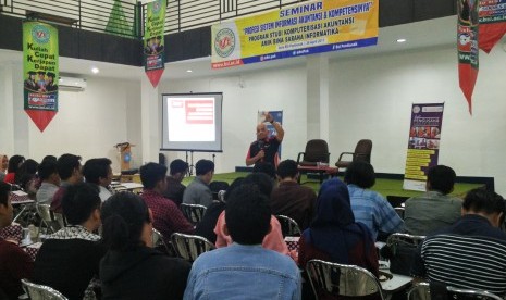 Mahasiswa semester enam Program Studi Akuntansi AMIK BSI Pontianak menerima pembekalan karir dan profesi  di bidang sistem informasi akuntansi. 