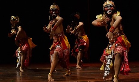 Mahasiswa Seni Drama Tari dan Musik (Sendratasik) Universitas Negeri Semarang (Unnes) menari di atas panggung pada peringatan Hari Tari Dunia bertema 