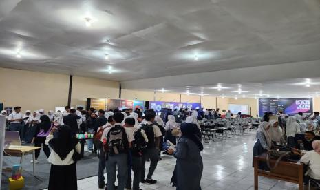 Mahasiswa STMIK AMIK Bandung mengembangkan teknologi penyiraman tanaman berbasis Internet of Thing (IoT) yang dikendalikan jarak jauh lewat gawai. Teknologi ini diaplikasikan ke pertanian secara real dan terbukti mampu menekan potensi kerugian petani.