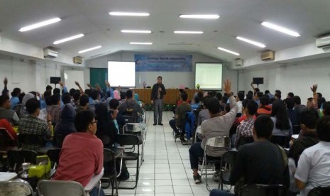 Mahasiswa STMIK Nusa Mandiri antusias mengikuti  seminar IT yang diadakan di Aula STMIK Nusa Mandiri Kampus Salemba, Jakarta, Senin  (23/5).