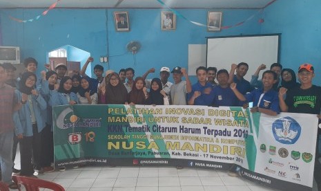 Mahasiswa STMIK Nusa Mandiri bersama Pengurus Karang Taruna dan Remaja Masjid Desa Bantarjaya.