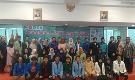 Mahasiswa STMIK Nusa Mandiri beserta dosen pendamping dalam kegiatan KKN Tematik Merajut  Nusantara.