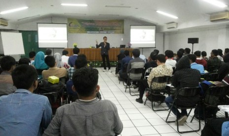 Mahasiswa STMIK Nusa Mandiri Jakarta mengikuti seminar menjadi programmer.