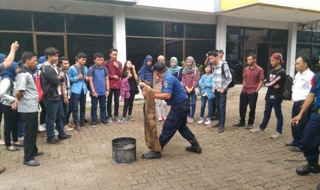 Mahasiswa STMIK Nusa Mandiri mengikuti pelatihan penanggulangan bencana kebakaran.