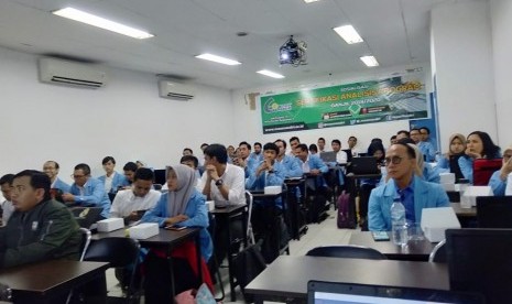 Mahasiswa STMIK  Nusa Mandiri mengikuti pembekalan sertifikasi kompetensi analisis program.