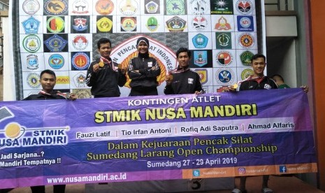 Mahasiswa STMIK Nusa Mandiri menyabet tiga medali emas, satu medali perak dan satu medali perunggu  pada kejuaraan pencak silat SLOC  2019.