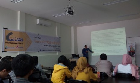 Mahasiswa STMIK Nusa Mandiri  Sukabumi mendapatkan pembekalan mengenai konsep Internet of Thing (IoT).   