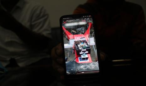 Mahasiswa Teknik Elektro Universitas Muhammadiyah Surakarta (UMS) berhasil menemukan teknologi baru untuk mengoperasikan traktor sawah menggunakan gawai berupa ponsel pintar (smartphone).