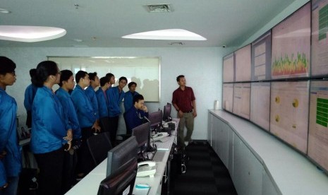 Mahasiswa Teknik Komputer AMIK BSI Jakarta berkujung  ke ruang networking operating center PT Indonesia Cloud.    