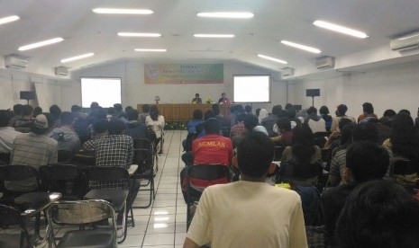 Mahasiswa Teknik Komputer BSI tengah mengikuti  workshop networking. 