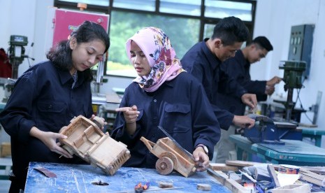 Mahasiswa Teknik saat praktik di laboratorium.