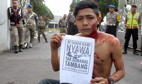 Mahasiswa tergabung Liga Mahasiswa Sukabumi (LMS) menggelar aksi solidaritas terhadap pembunuhan petani penolak tambang pasir Lumajang bernama Salim Kancil di depan Gedung Pendopo Kabupaten Sukabumi, Jawa Barat, Senin (5/10). 