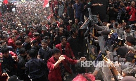 Mahasiswa terlibat bentrok dengan polisi saat unjuk rasa Hari Tani Nasional di depan Gedung DPRD, Malang, Jawa Timur, Selasa (24/9/2019). 