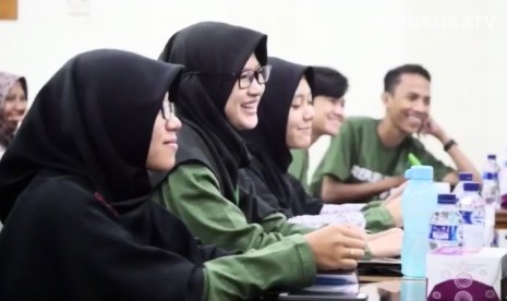 Mahasiswa UAD sedang mengikuti kegiatan Republika Sehari Berkantor di UAD. 