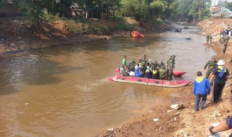 Mahasiswa UAI bersih-bersih sungai Ciliwung sebagai bentuk pengabdian masyarakat.