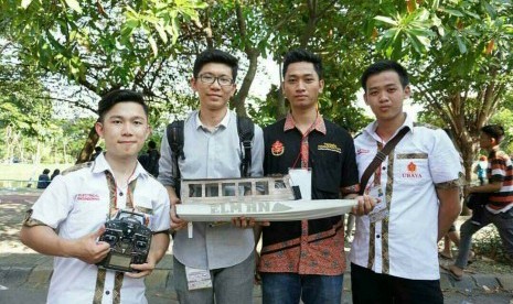 Mahasiswa Ubaya membuat perahu bertenaga surya.