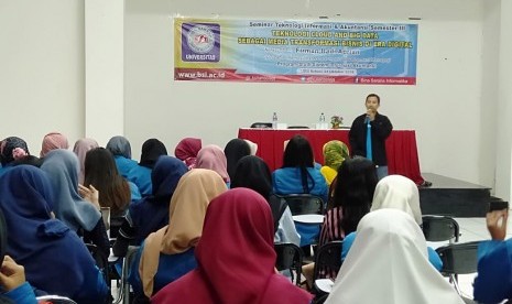 Mahasiswa UBSI antusias mengikuti seminar Big Data dan Cloud.