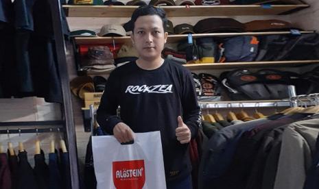 Mahasiswa UBSI membangun distro fesyen dengan brand Alostein Store.