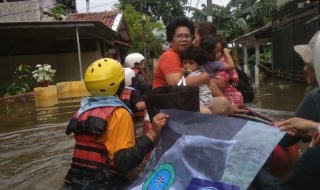 Mahasiswa UBSI membantu korban bencana banjir di Jakarta. Menteri Pendidikan dan Kebudayaan (Mendikbud) Nadiem Makarim menyerukan pemerintah daerah memprioritaskan kesehatan dan keselamatan peserta didik, pendidik, dan tenaga kependidikan dalam situasi darurat bencana.