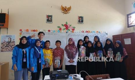 Mahasiswa UBSI memberikan pelatihan dasar desain kepada siswa SDN Sigedong 01, Tegal.