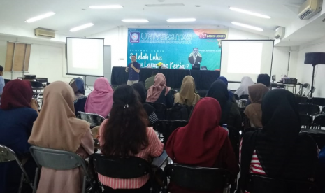 Mahasiswa UBSI mendengarkan pemaparan dari nara sumber pada acara  seminar karir yang mengusung tema ‘Lulus Kuliah Mau langsung Kerja?’ di Aula UBSI Kampus Salemba 22, Jakarta.