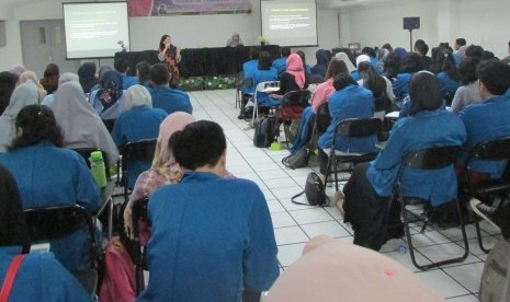 Mahasiswa UBSI mengikuti pembekelan kompetensi di bidang penerjemahan.