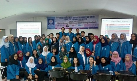 Mahasiswa UBSI Prodi SIA mengikuti seminar karir lulusan Prodi SIA.