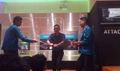 Mahasiswa UBSI sedang mendapatkan pengarahan pada kunjudungan industri di PT YKK Zipper.