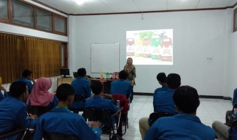 Mahasiswa UBSI Solo mengikuti seminar entrepreneur.