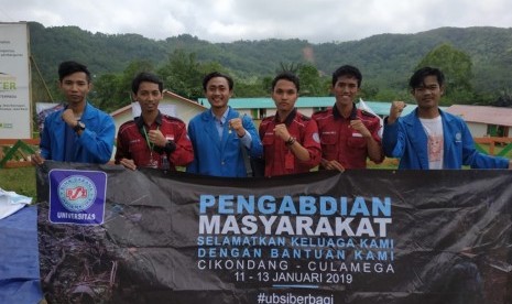 Mahasiswa UBSI Tasikmalaya melakukan pengabdian masyarakat melalui kegiatan tanggap bencana.