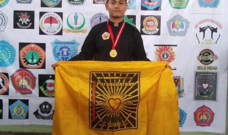 Mahasiswa UBSI Tegal berhasil meraih medali emas pada Kejuaraan Pencak Silat Tingkat Nasional.