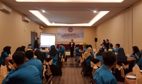 Mahasiswa UBSI Yogykarta mengikuti kegiatan table manner.