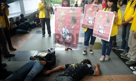  Mahasiswa UI menggelar teatrikal drama pemberantasan korupsi saat menggelar aksi unjuk rasa di Gedung KPK, Jakarta, Kamis (5/3). (Republika/Agung Supriyanto)