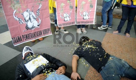  Mahasiswa UI menggelar teatrikal drama pemberantasan korupsi saat menggelar aksi unjuk rasa di Gedung KPK, Jakarta, Kamis (5/3). (Republika/Agung Supriyanto)