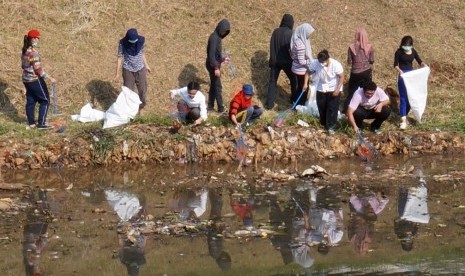 Mahasiswa UI saat melakukan aksi nyata membersihkan danau