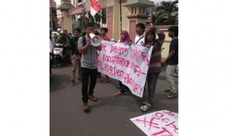 Mahasiswa UIN Syarif Hidayatullah Jakarta yang tergabung di dalam Koalisi Mahasiswa UIN (KMU) berdemonstrasi menolak kedatangan Susilo Bambang Yudhoyono (SBY).