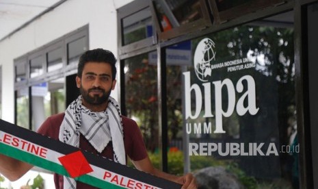 Mahasiswa UMM dari Palestina, Monther Rasheed merayakan Idul Fitri di Malang. 