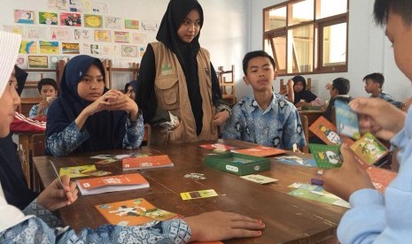 Mahasiswa UMM, Izza Amalia, menyebarkan nilai perdamaian dan tangguh bencana melalui boardgames.