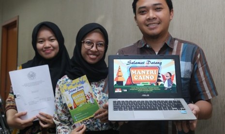  Mahasiswa UMM menciptakan inovasi media pembelajaran melalui budaya. 