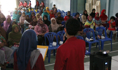 Mahasiswa UMY memberikan penyuluhan wirausaha kepada warga.