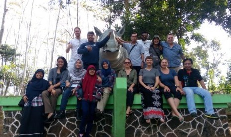 Mahasiswa Unas dan Rutgers University belajar konservasi alam di Taman Nasional Ujung Kulon.